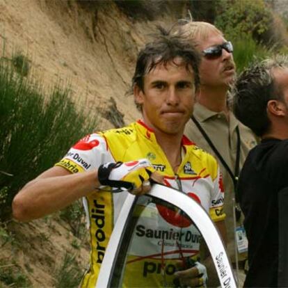 David Cañada, a punto de introducirse en el coche de su equipo.