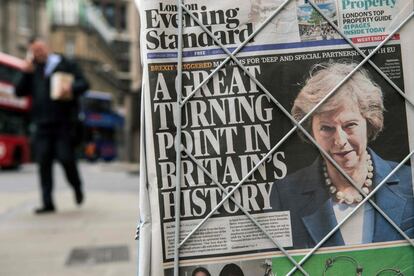 Un estand de un quiosco muestra un ejemplar del diario Evening Standard, con la historia en primera página sobre la activación del Brexit.