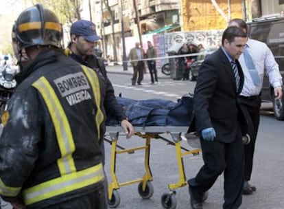 Los servicios funerarios retiran uno de los dos cuerpos tras la explosión, ayer en Valencia.