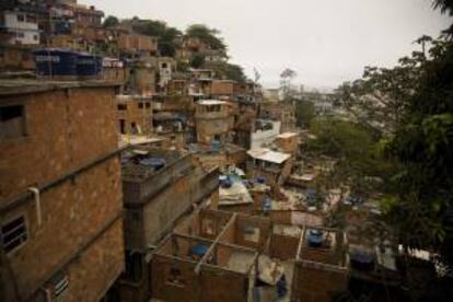 La "pacificación" de las favelas, como es conocida la política que instaló puestos policiales permanentes en las barriadas de las que fueron expulsados los narcos, unida a la bonanza de las cuentas brasileñas ha sacado a la luz a un gran número de emprendedores que, con más ilusión que dinero, han abierto todo tipo de negocios. EFE/Archivo