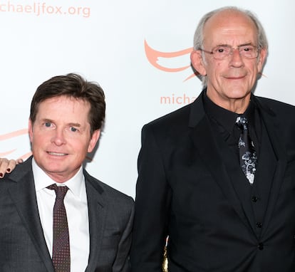 Michael J. Fox y Christopher Lloyd, inolvidable dúo en 'Regreso al futuro', posan juntos en 2015.