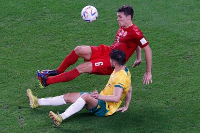 Mathew Leckie (abajo) de la selección australiana, lucha un balón dividido frente al defensa danés   Andreas Christensen. 
