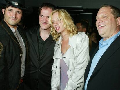 Los directores Robert Rodriguez y Quentin Tarantino, la actriz Uma Thurman y el productor Harvey Weinstein en 2004, tras el estreno de la película 'Kill Bill Vol. 2' en Los Ángeles, California.