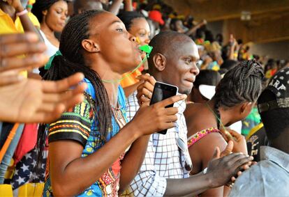 Unos aficionados jalean a la selección durante el partido contra Ghana en el estadio Ahamdou Ahidjo de Yaoundé, con capacidad para 40.000 personas.