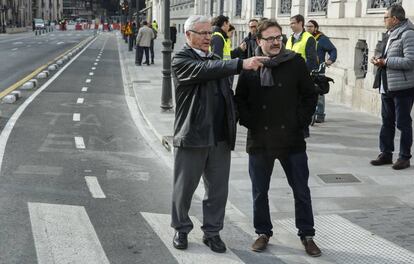 El alcalde Joan Rib&oacute; con el concejal Giuseppe Grezzi en el anillo ciclista en construcci&oacute;n. 