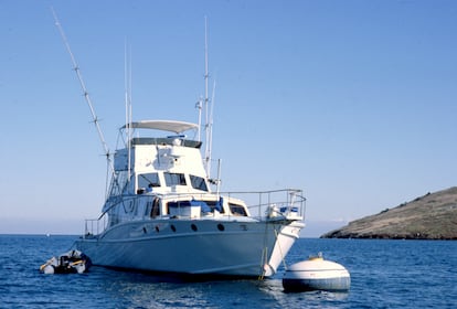 Splendour, el barco propiedad de Robert Wagner, fotografiado en la isla Catalina poco después del ahogamiento de Natalie Wood en 1981.