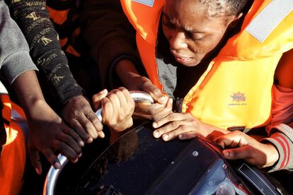 Derrengados, descalzos, sucios, tras pasar más de 12 horas navegando entre agua y porquería dentro del gomón, son trasladados a la zodiac que les acercará de 15 en 15 al Dignity I.