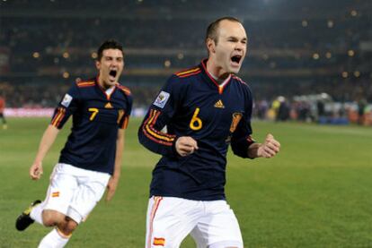 Iniesta y Villa, los dos goleadores ante Chile, celebran el segundo tanto de España.