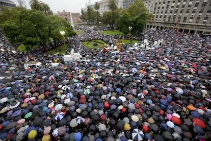 Decenas de miles de personas desafían a la lluvia en Buenos Aires para recordar al fiscal Nisman, un mes después de que apareciera muerto en su departamento.