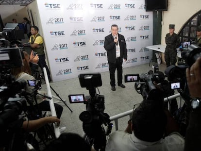 David Matamoros, presidente del Tribunal Supremo Electoral, ante los medios en Tegucigalpa.