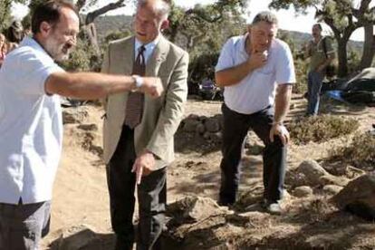 El presidente de la Diputación de Avila, Agustín González, junto al director de la excavación Javier González-Tablas.