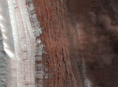 Una avalancha de hielo y polvo fotografiada en Marte por la nave <i>Mars Reconnaissance Orbiter</i>.