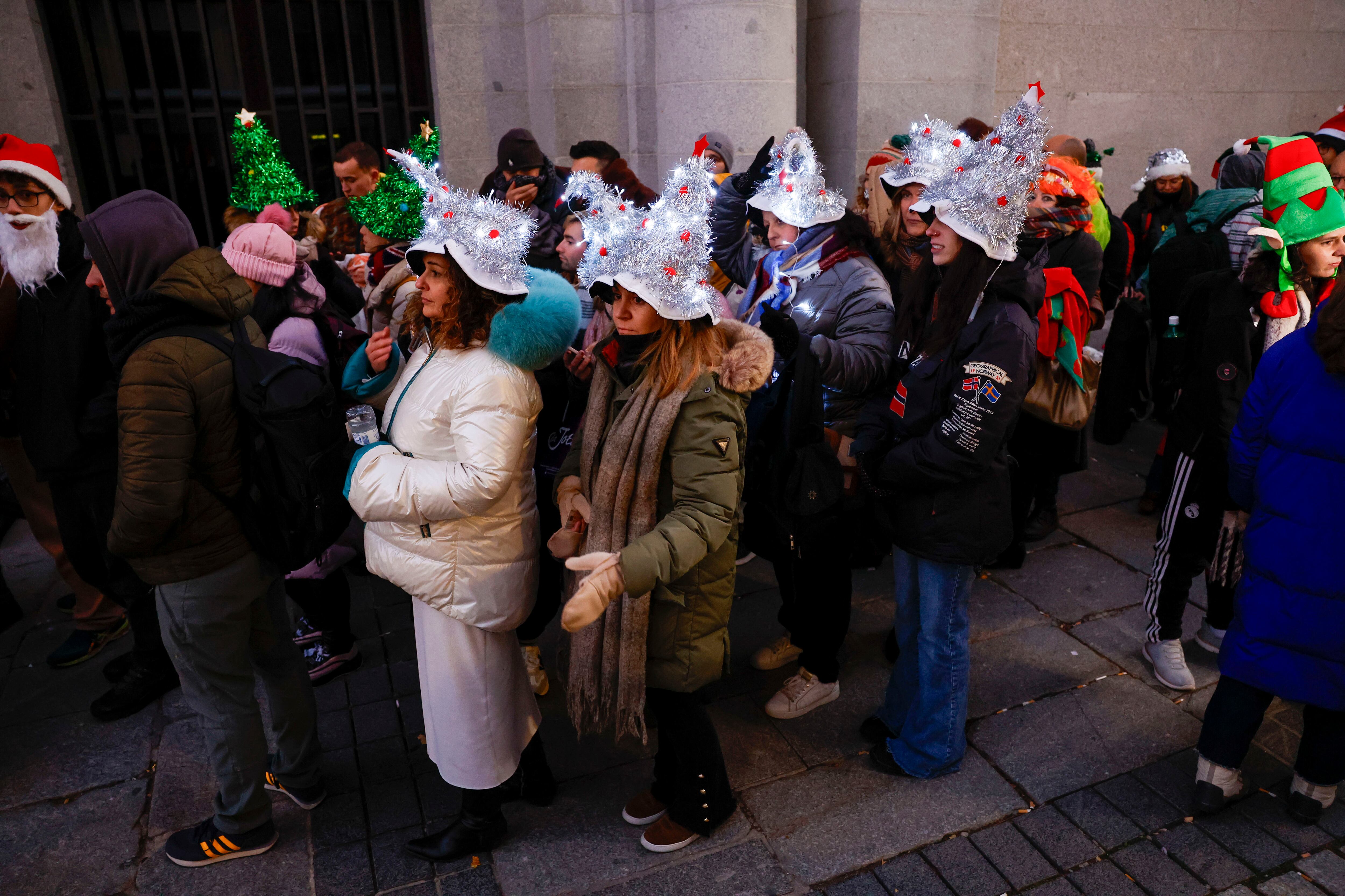  Varias personas hacen cola este viernes ante el Teatro Real de Madrid para asistir al sorteo.