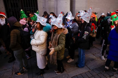  Varias personas hacen cola este viernes ante el Teatro Real de Madrid para asistir al sorteo.