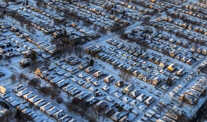 Vista aérea de un barrio residencial de Chicago, Illinois, Estados Unidos 6 de enero de 2014. Estados Unidos vive  una de las jornadas más frías de las últimas décadas a causa de la entrada de un frente polar ártico que ha sumido a unos 140 millones de estadounidenses en temperaturas bajo cero.