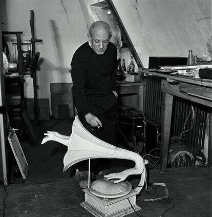 Picasso con el fonógrafo diseñado por Óscar Domínguez.