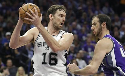 Pau Gasol y Koufos, en un San Antonio-Sacramento.