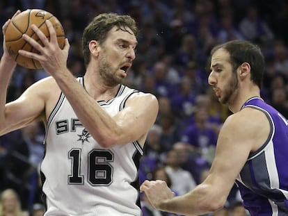 Pau Gasol y Koufos, en un San Antonio-Sacramento.