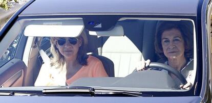La reina, conduciendo su coche, en el que viaja doña Cristina.