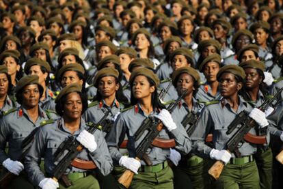 Soldados cubanas desfilan ayer en la plaza de la Revolución de La Habana durante la conmemoración del 50º aniversario de Bahía de Cochinos y la proclamación del carácter socialista de la revolución.