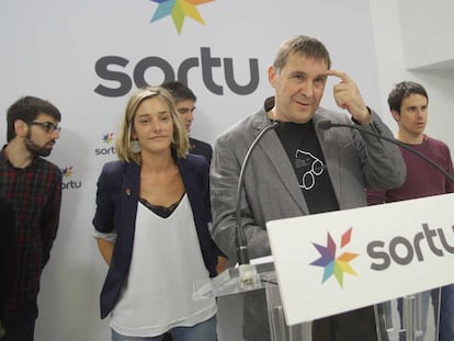 Arnald Otegi comparece este miércoles junto a otros dirigentes de Sortu en San Sebastián.