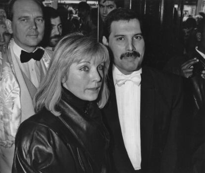 Mary y Freddie acudieron a una fiesta en Londres en abril de 1986. Era habitual que Freddie acudiese con ella a fiestas y presentaciones y optase por distanciarse de Jim Hutton, su novio, de cara al público. Pese a convertirse en un símbolo entre la población LGTB, Freddie no fue alguien que hablase abiertamente de su orientación sexual.