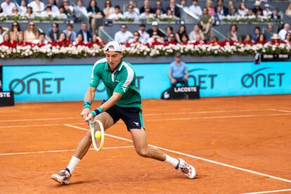 Struff sube a la red durante la final.
