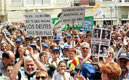 Los manifestantes contra el Plan Hidrológico Nacional tomaron ayer el centro de Tortosa.