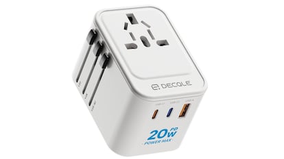 regalos para viajeros en adaptadores universales para cargar los dispositivos