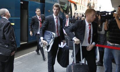 David de Gea, con la bolsa en la mano, a la llegada del Manchester a Bilbao