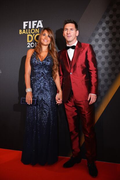Lionel Messi y su mujer, Antonella Rocuzzo, llegando al Kongresshaus de Zurich, donde tendrá lugar la entrega del trofeo.