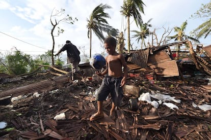 Un ni&ntilde;o juega sobre las ruinas de su hogar tras el paso del cicl&oacute;n Pam en Port Vila, Vanuatu.