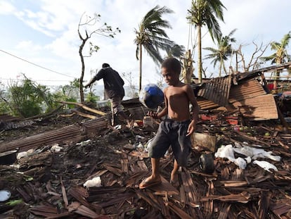 Un ni&ntilde;o juega sobre las ruinas de su hogar tras el paso del cicl&oacute;n Pam en Port Vila, Vanuatu.