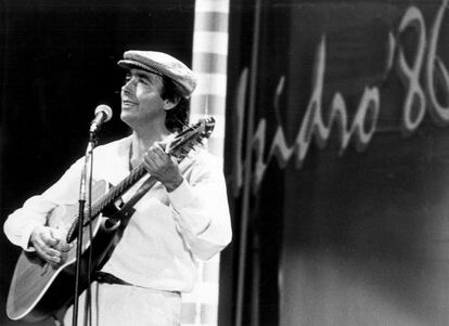Actuación de Joan Manuel Serrat en el palacio de Deportes de Madrid, dentro de las actividades de las fiestas de San Isidro, el 15 de mayo de 1986.