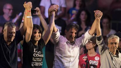 Os cantores Chico Buarque e Caetano Veloso, ao lado de Haddad e Manuela d'Ávila em ato no Rio de Janeiro nesta terça-feira, 23