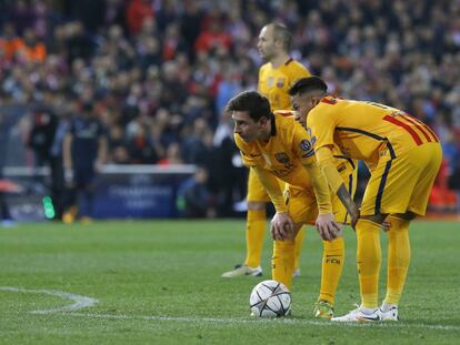 Messi y Neymar se preparan para lanzar una falta.