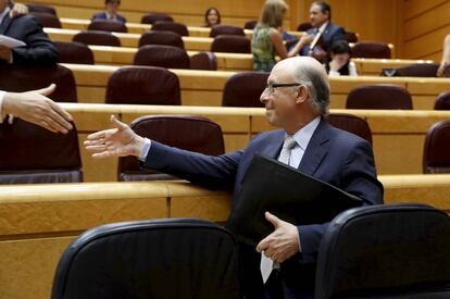 Cristóbal Montoro, ministro de Hacienda en el Pleno del Senado.