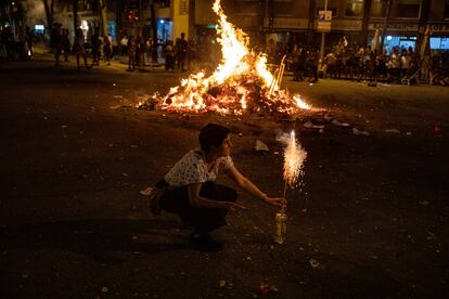 Las playas fueron uno de los puntos neurálgicos de la fiesta, pero cada barrio de Barcelona contaba con sus hogueras y verbenas respectivas.