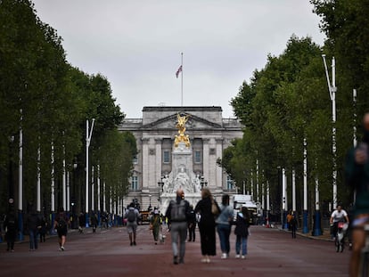 A Union flag flies at half-mast at the top of Buckingham Palace in London on September 9, 2022, a pay people arrive to gather a day after Queen Elizabeth II died at the age of 96. - Queen Elizabeth II, the longest-serving monarch in British history and an icon instantly recognisable to billions of people around the world, died at her Scottish Highland retreat on September 8. (Photo by Ben Stansall / AFP)