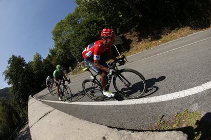 El ciclista colombiano del equipo Movistar, Nairo Quintana, durante la 12ª etapa de la Vuelta Ciclista a España 2016, con salida en la localidad cántabra de Los Corrales de Buelna y meta en Bilbao, con un recorrido de 193,2 kilómetros.