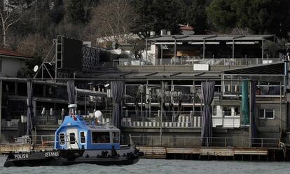 Un vaixell de la Guàrdia Costera turca patrulla enfront de la discoteca Reina, a primera hora del matí després de produir-se l'atac.