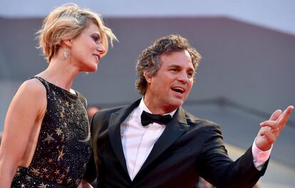 El actor estadounidense Mark Ruffalo (d) y su esposa Sunrise Coigney (i) llegan al estreno de la película "Spotlight", en la 72 edición del Festival de Cine de Venecia.
