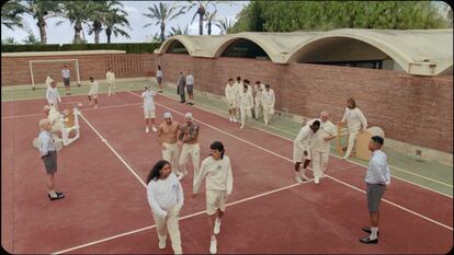 Santos Bacana, el director del vídeo de ‘La Culpa’, encontró en la pista de tenis el emplazamiento perfecto para recrear el patio del centro de rehabilitación. Little Spain / YouTube
