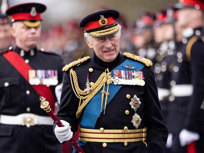 Britain's King Charles III inspects the 200th Royal Military Academy Sandhurst Sovereign's Parade and presents the new Colours and Sovereign's Banner to the receiving Ensigns in Camberley, England, Friday, April 14, 2023. (Dan Kitwood/Pool Photo via AP)

Associated Press/LaPresse

EDITORIAL USE ONLY/ONLY ITALY AND SPAIN
