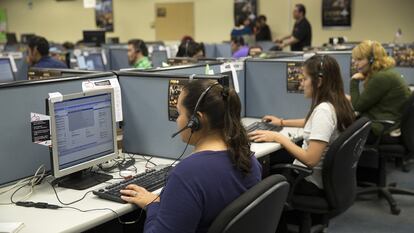 Empleados trabajan en un 'call center', en Monterrey, México, en abril de 2015.