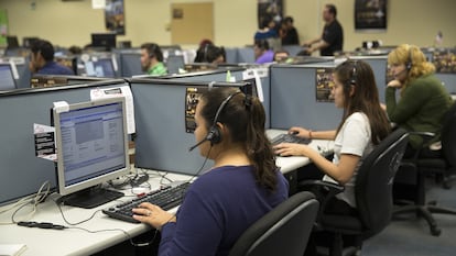 Empleados trabajan en un 'call center', en Monterrey, México, en abril de 2015.