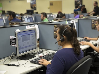 Empleados trabajan en un 'call center', en Monterrey, México, en abril de 2015.