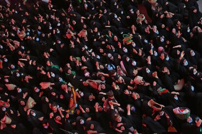 Una multitud de mujeres iraquíes participa en una ceremonia como parte del mes de duelo islámico Muharram, en la ciudad santa de Karbala.