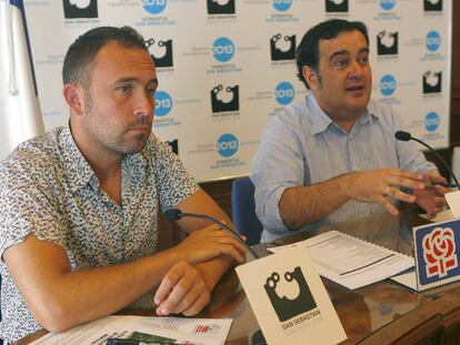 Los concejales socialistas Denis Itxaso (izquierda) y Ernesto Gasco comparecen ayer en el Ayuntamiento de San Sebastián.