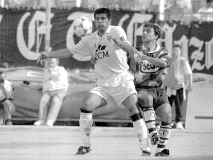 A la izquierda, el exjugador del Albacete Balompié José Luis Zalazar, uno de los jugadores emblemáticos del club en los años 90, controla un balón durante un partido.